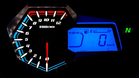 Sultan 250cc имеет цифровой жидкокристаллический счетчик, который обеспечивает хорошую видимость ночью, цифровой спидометр, индикатор переключения передач аналогового тахометра и цифровой указатель уровня топлива