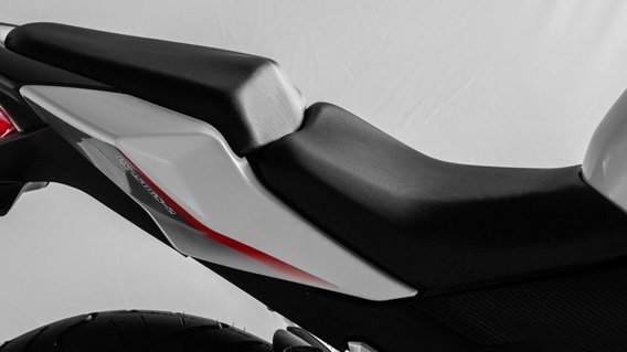 Super Power Sultan 250cc (SP 250CC) имеет стильное и спортивное сиденье, как у   Yamaha YBR 125   что дает вам хорошую поддержку для энергичной езды с достаточным пространством для одного пассажира
